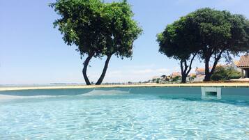 Alberca al aire libre y alberca climatizada