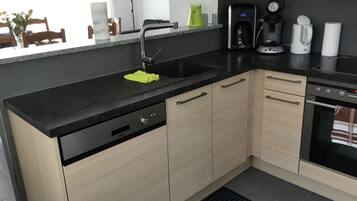 Een koelkast, een microgolfoven, een oven, een kookplaat