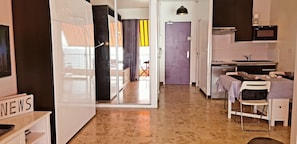 Refrigerador, microondas, horno, placa de cocina