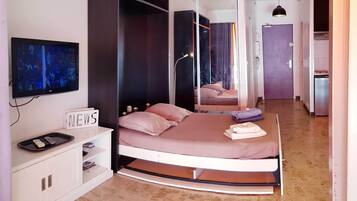 Een strijkplank/strijkijzer, reisbedje, gratis wifi, beddengoed