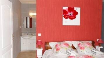 4 quartos, ferros/tábuas de passar roupa, berço de viagem