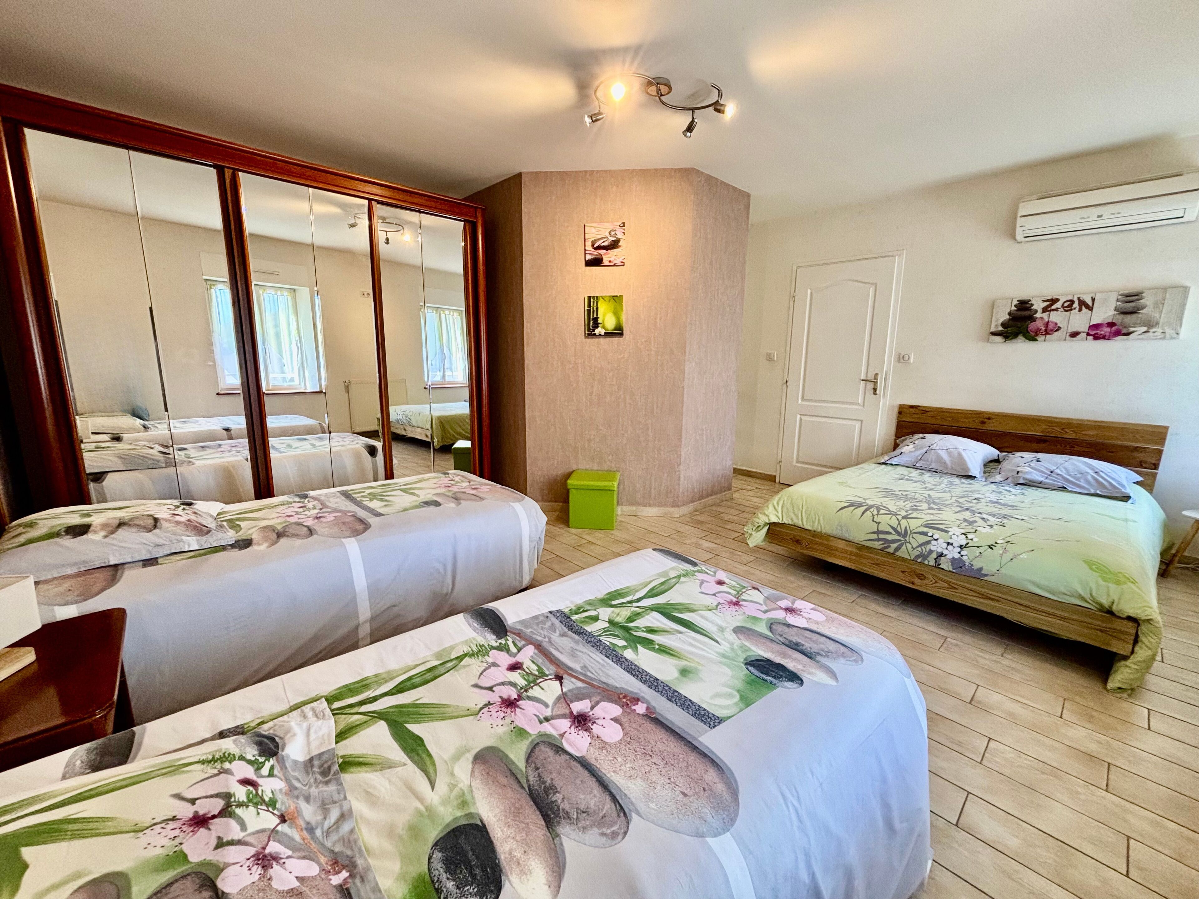 4 slaapkamers, een strijkplank/strijkijzer, reisbedje, gratis wifi