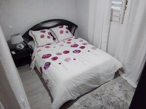 1 habitación, tabla de planchar con plancha, wifi gratis y ropa de cama 
