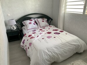 1 habitación, tabla de planchar con plancha, wifi gratis y ropa de cama 