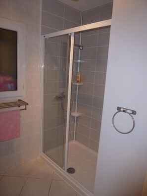 Dusche, Haartrockner, Seife, Toilettenpapier