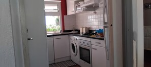 Réfrigérateur, four à micro-ondes, un four, surface de cuisson