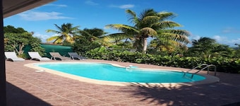 Rymlig villa med pool i - 1 km promenad frÄn havet