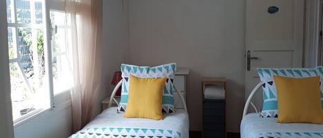 3 عدّة غرف نوم وخزنة داخل الغرفة ومكواة/لوح كي وسرير سفر