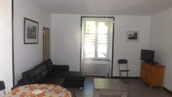 Télévision, lecteur de DVD, table de tennis de table