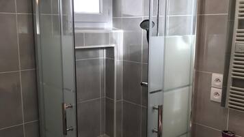 Douche, sĂšche-cheveux