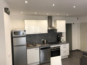 Réfrigérateur, micro-ondes, four, plaque de cuisson