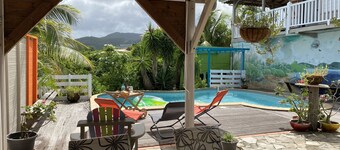 T4-design i frodig grøntområde, havutsikt og svømmebasseng, 10 minutter fra strendene. 