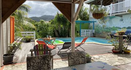 T4 design in lush greenery, sea view and swimming pool, 10 minutes from the beaches.