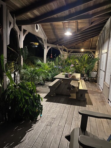 T4 design in lush greenery, sea view and swimming pool, 10 minutes from the beaches. 