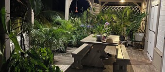 T4-design i frodig grönska, havsutsikt och pool, 10 minuter från stränderna. 