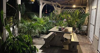 Diseño T4 en exuberante vegetación, vista al mar y piscina, a 10 minutos de las playas.