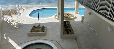 Utomhuspool och uppvärmd pool