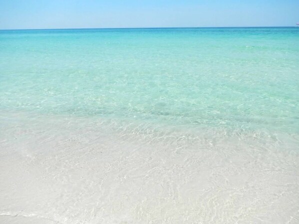 En la playa y camastros 