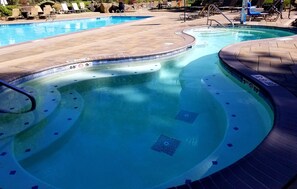 Piscina all'aperto, una piscina riscaldata