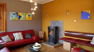 Televisie, een open haard, tafelvoetbal en een tafeltennistafel