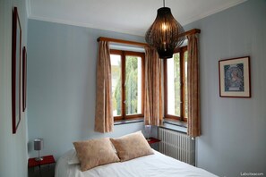 8 slaapkamers, een strijkplank/strijkijzer, reisbedje, wifi