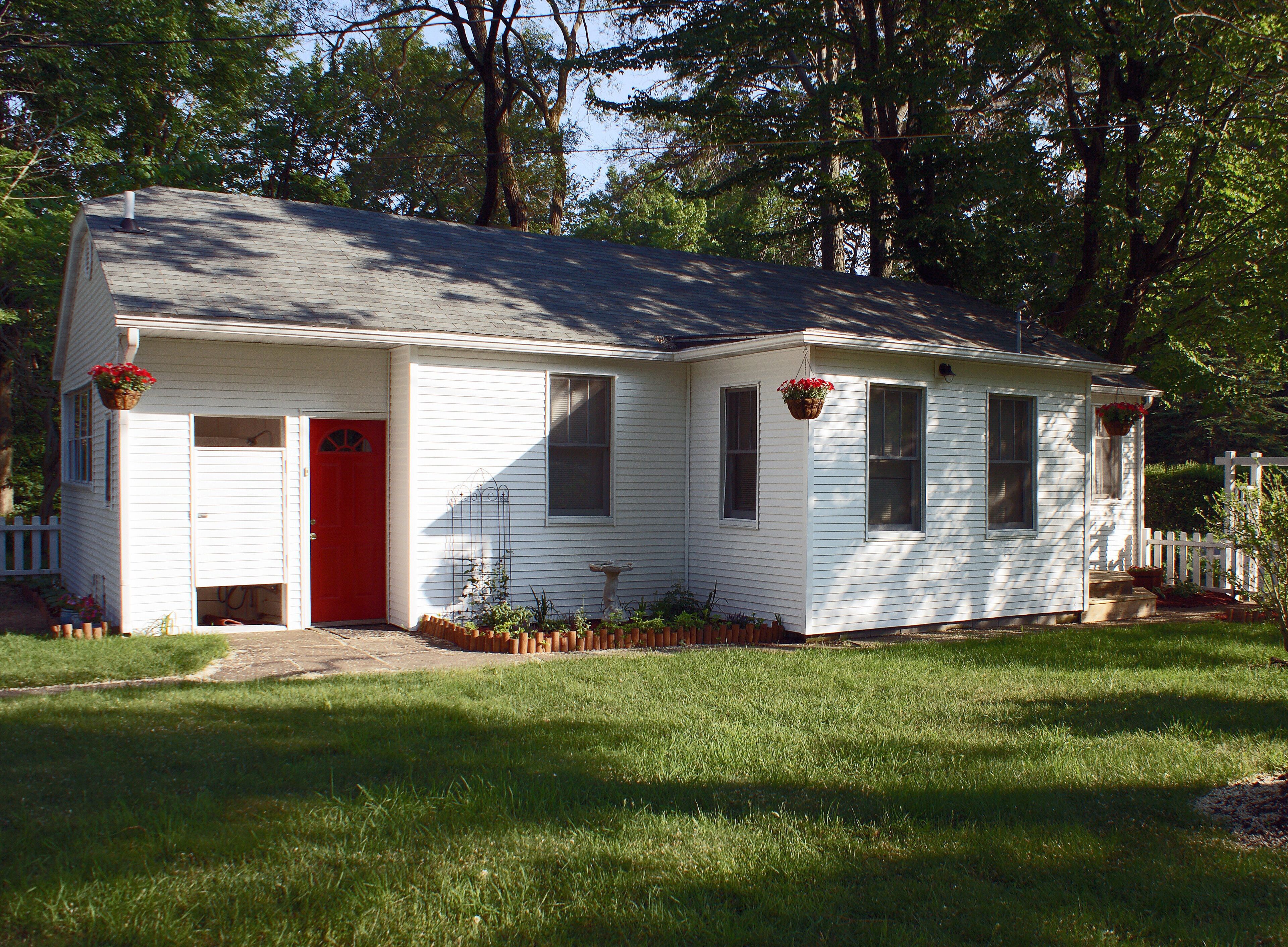 A Quaint Country Cottage in Scenic Harbor Country!