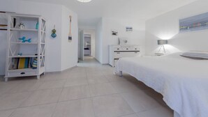 Une chambre à coucher comprenant un lit, une armoire, un bureau et une chaise.