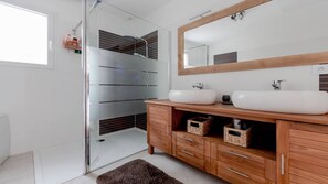 Bathtub, hair dryer, towels