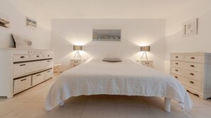 5 habitaciones, tabla de planchar con plancha, cuna de viaje y wifi 