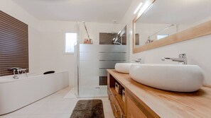 Badekar, hårtørrer, håndklæder