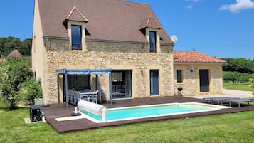 Una piscina al aire libre, una piscina climatizada