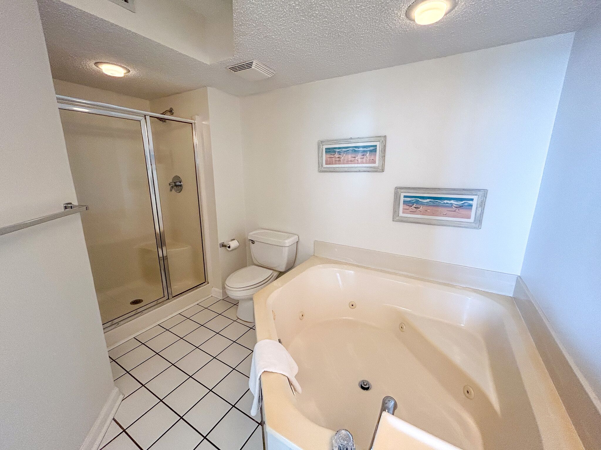 Ein Badezimmer mit Badewanne, Toilette und Duschkabine.