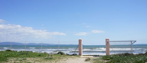 Plage à proximité, chaises longues