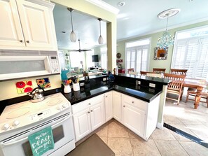 Kylskåp, mikrovågsugn, ugn och spishäll