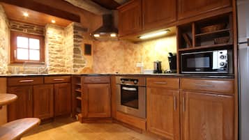 Geladeira, micro-ondas, fogĂŁo, cooktop