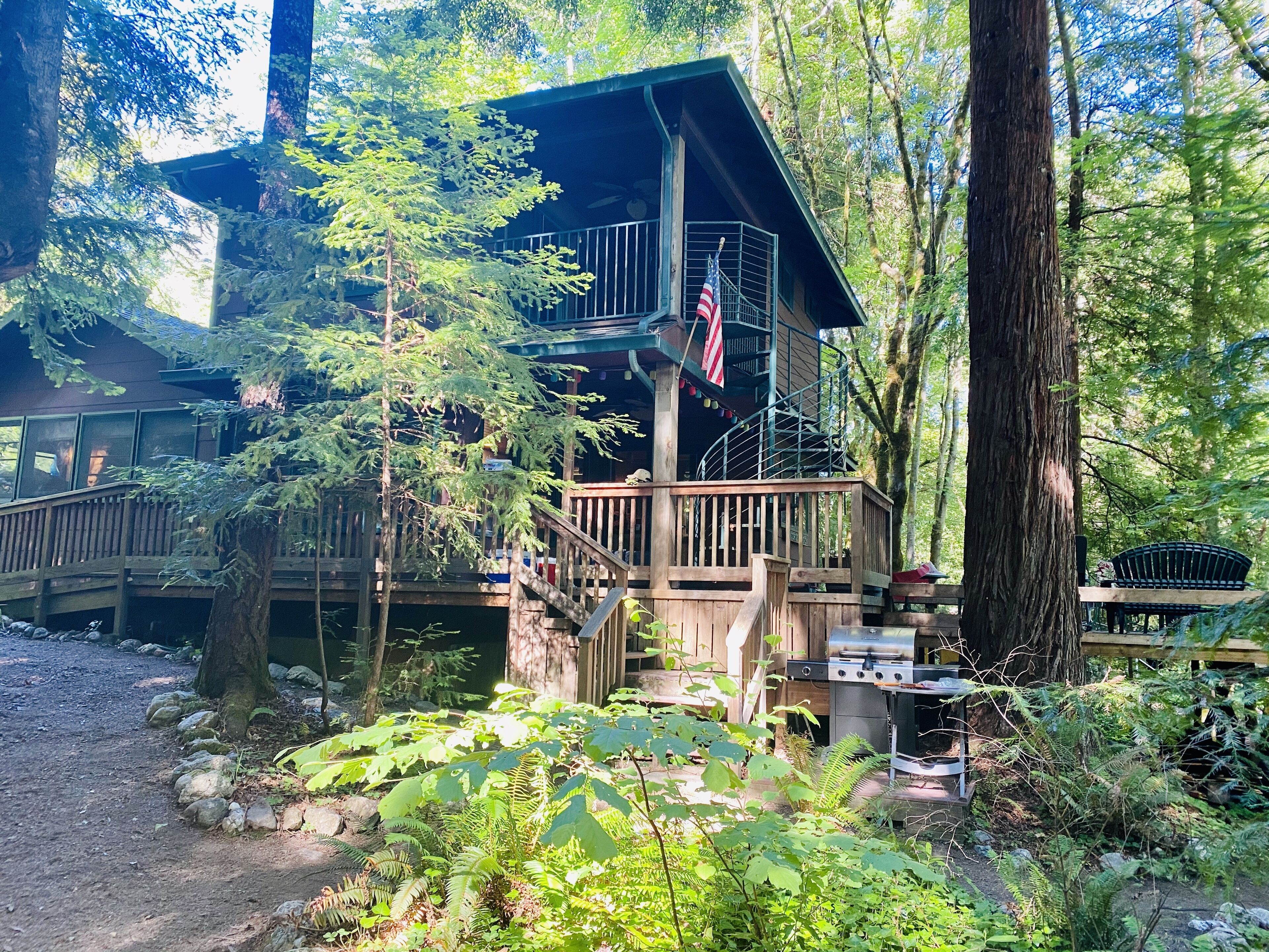 Majestic River Front Cabin (w/ 2 bedroom guest cottage)