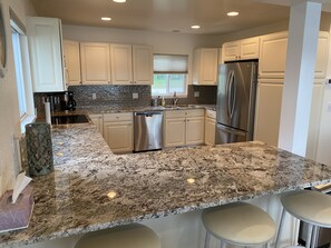 Kjøleskap, mikrobølgeovn, ovn og kokeplater