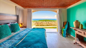 Ein Hotelzimmer mit Bett, Meerblick, Ziegeldecke und grüner Wand.