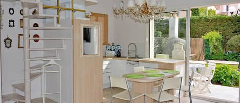 Køleskab, ovn, opvaskemaskine, kaffe-/temaskine