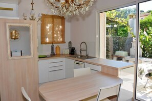 Réfrigérateur, four, lave-vaisselle, cafetière/bouilloire
