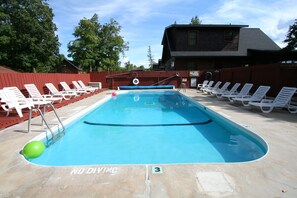 Lämmitetty uima-allas