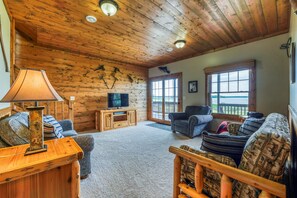 Televisión de pantalla plana, chimenea, reproductor de DVD y estéreo 