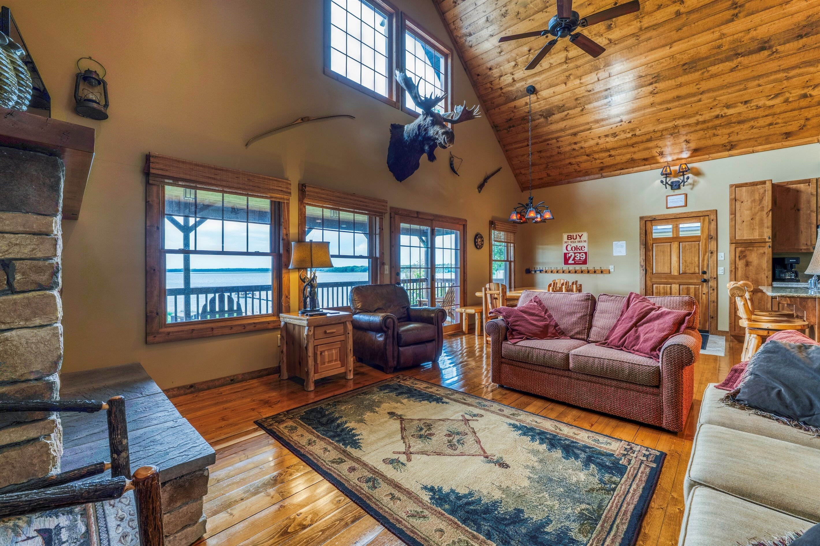 Taulutelevisio, takka, DVD-soitin, stereot