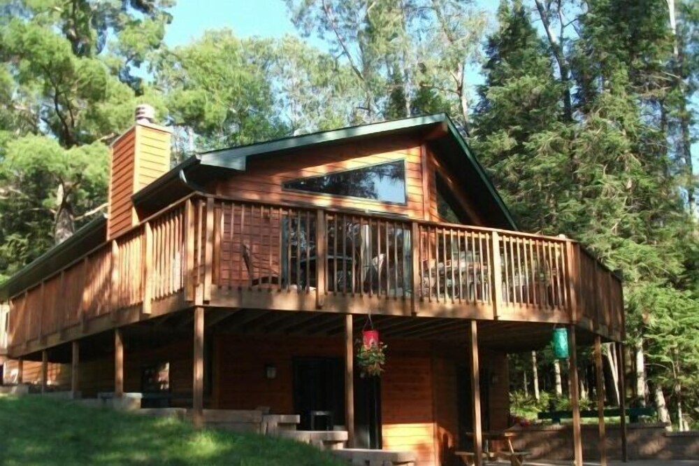 Lakefront -4 acres of private land - 6 Bedrooms - 2 kitchens - Dog Friendly!