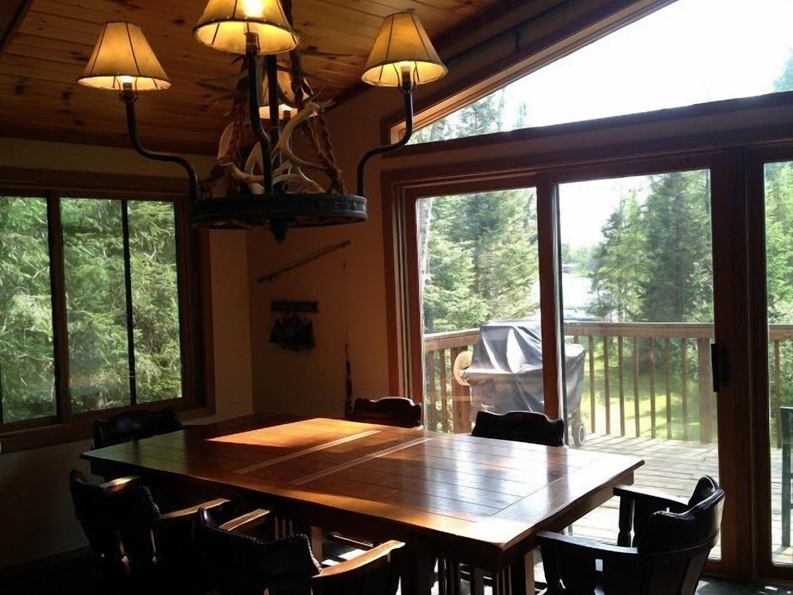 Lakefront -4 acres of private land - 6 Bedrooms - 2 kitchens - Dog Friendly!