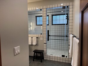 淋浴/盆浴组合、吹 风机、毛巾、肥皂