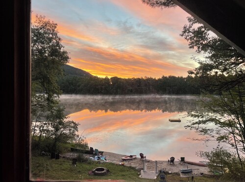 Mountain-View Waterfront Escape – Enjoy all that is Great about Fall in Maine!