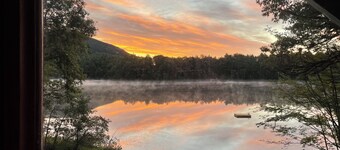 Mountain-View Waterfront Escape – Enjoy all that is Great about Fall in Maine!