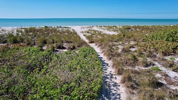 Am Strand, Liegestühle, Strandtücher