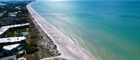 En la playa, camastros y toallas de playa